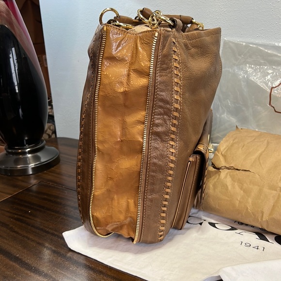 NWT Coach Devin Camel/Gold Expandable Leather/Patent Leather Duffle 15995 - Picture 9 of 16